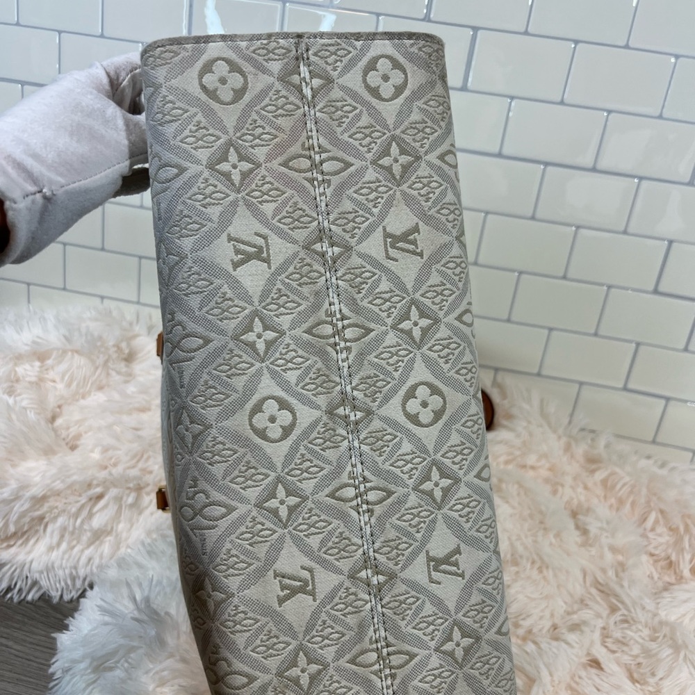 Louis Vuitton Jacquard 1854 Onthego MM in Creme - Picture 12 of 12